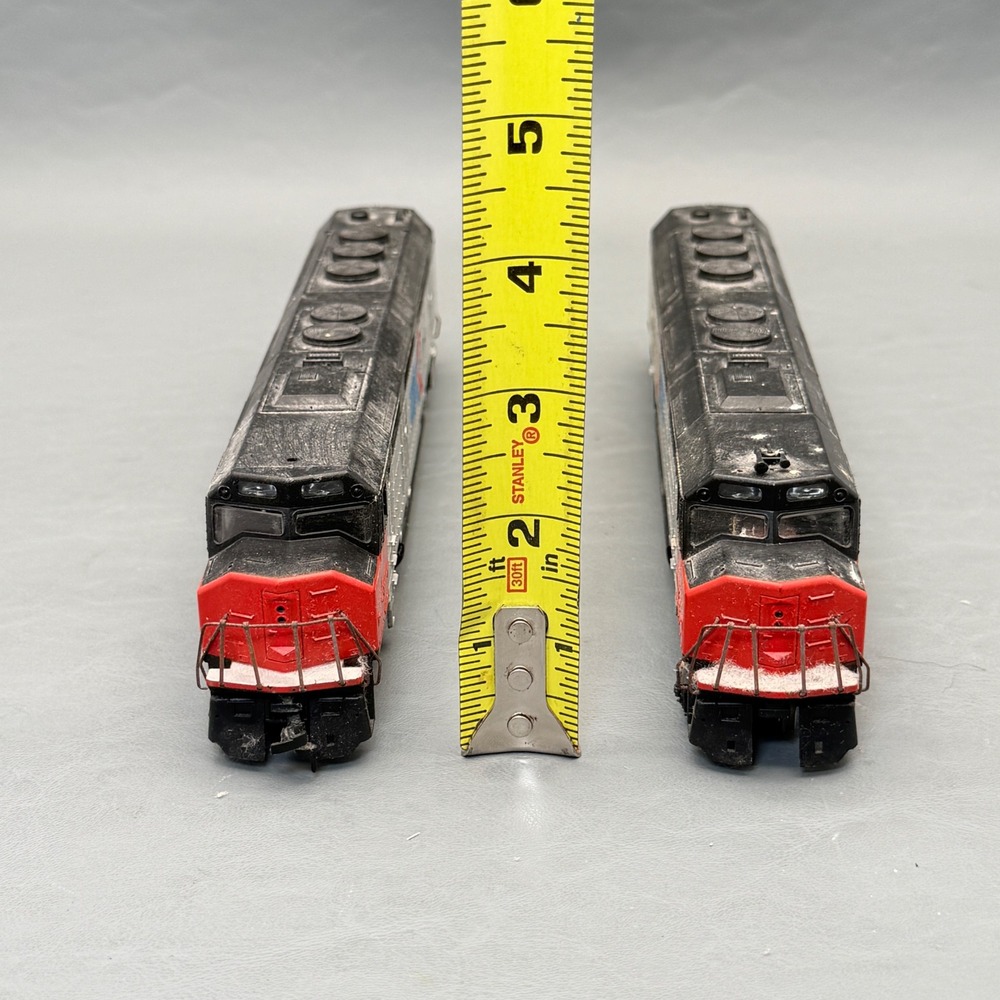 HO Scale Untested Athearn FP45 Amtrak Locomotive & 4 Walthers Amfleet Cars - Picture 12 of 16